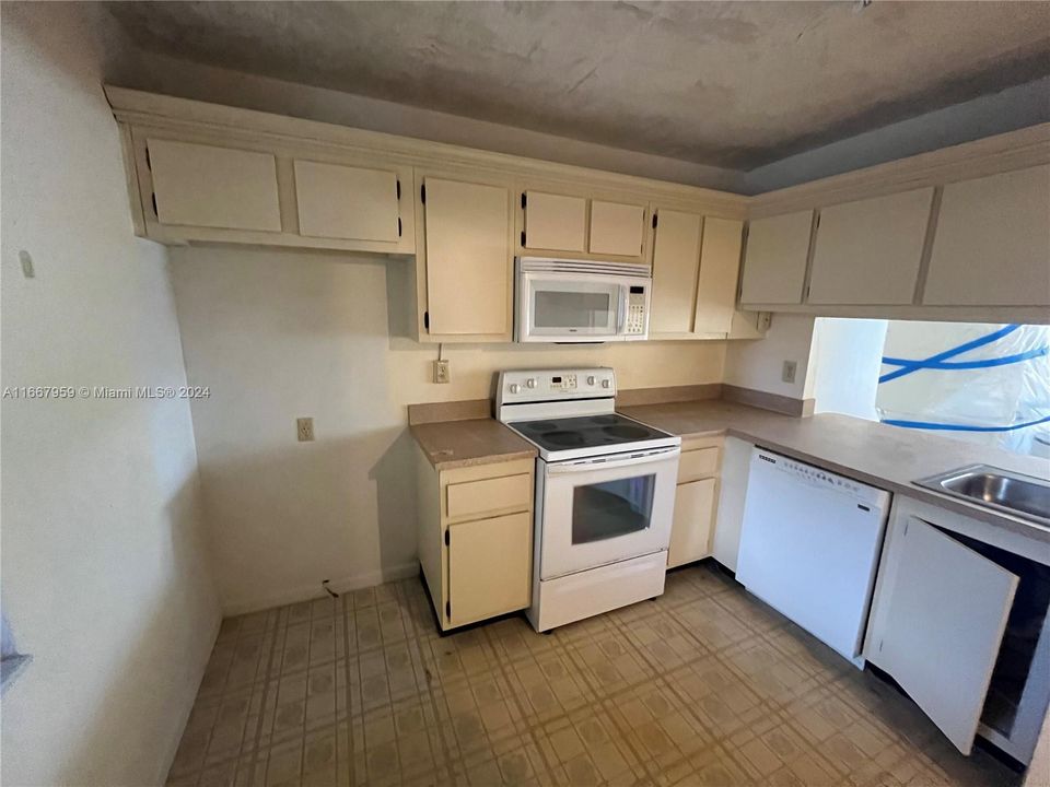 For Sale: $199,000 (2 beds, 2 baths, 979 Square Feet)