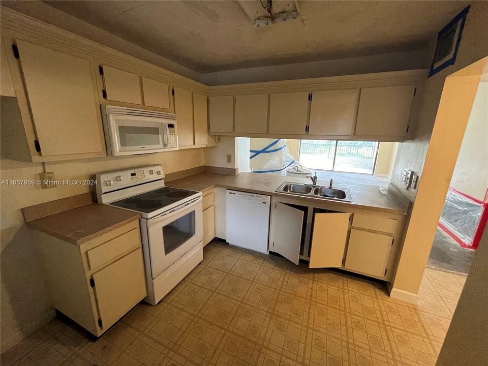 For Sale: $199,000 (2 beds, 2 baths, 979 Square Feet)