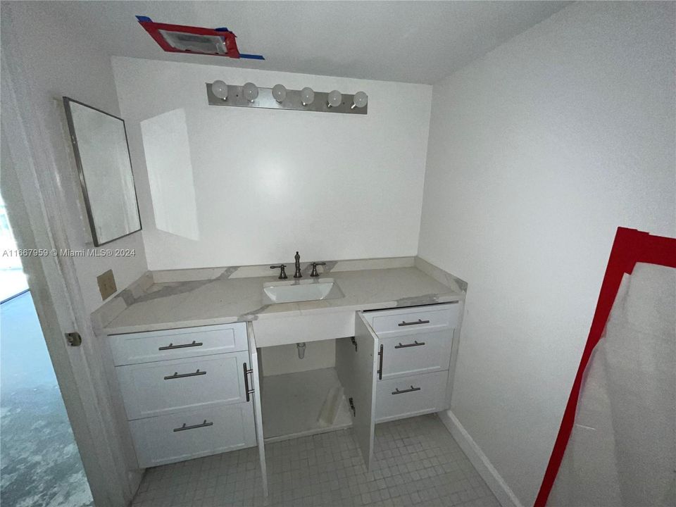 For Sale: $199,000 (2 beds, 2 baths, 979 Square Feet)