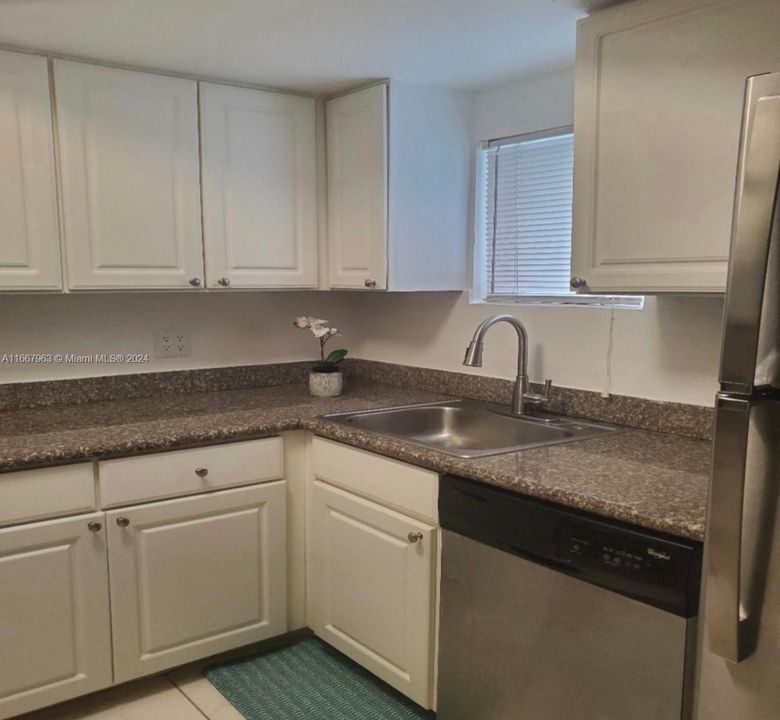 For Sale: $275,000 (1 beds, 1 baths, 810 Square Feet)