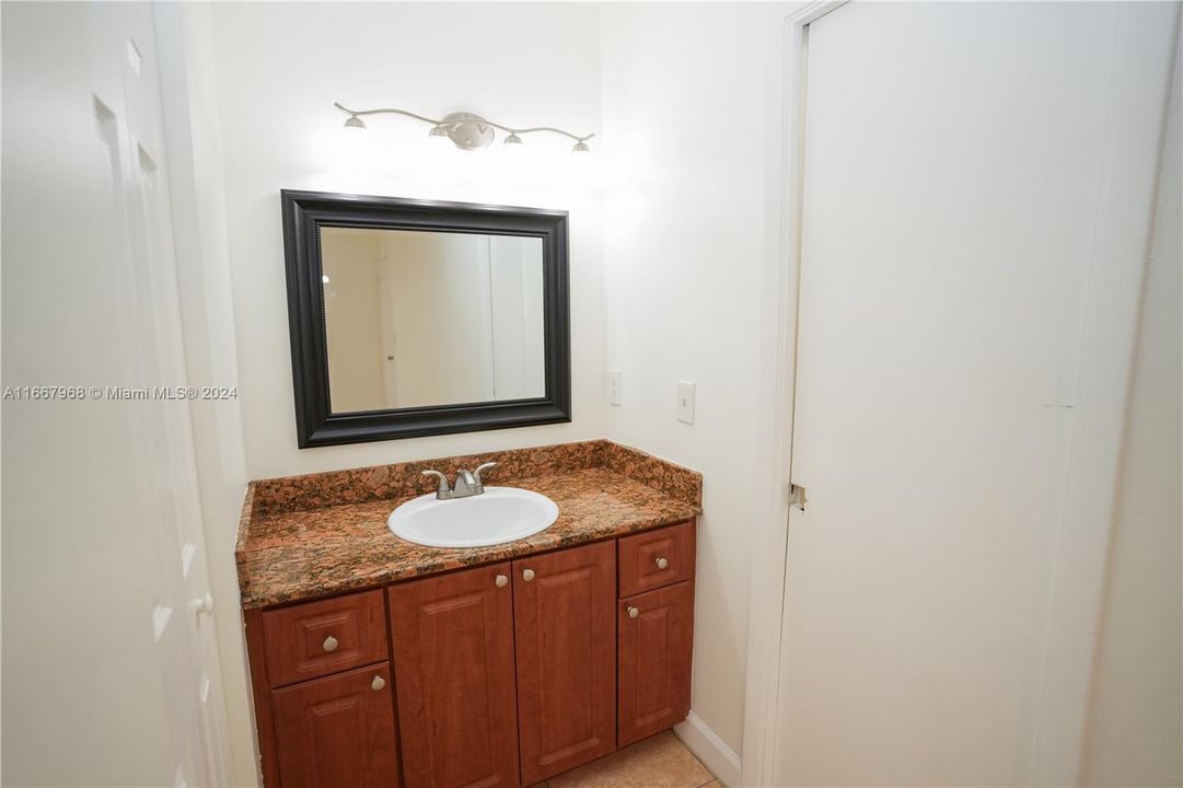 For Sale: $273,000 (2 beds, 2 baths, 750 Square Feet)