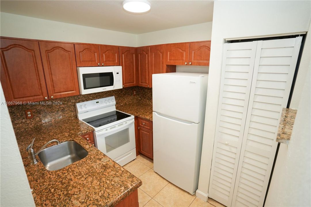 For Sale: $273,000 (2 beds, 2 baths, 750 Square Feet)