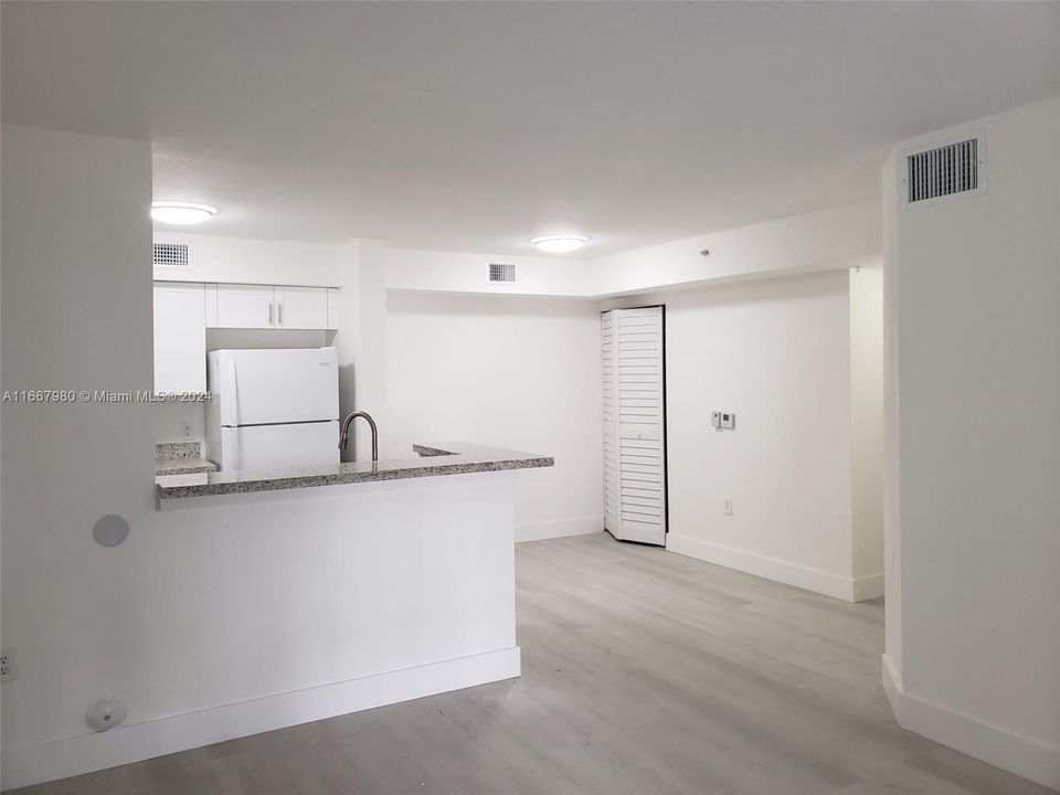 For Sale: $235,000 (2 beds, 2 baths, 895 Square Feet)