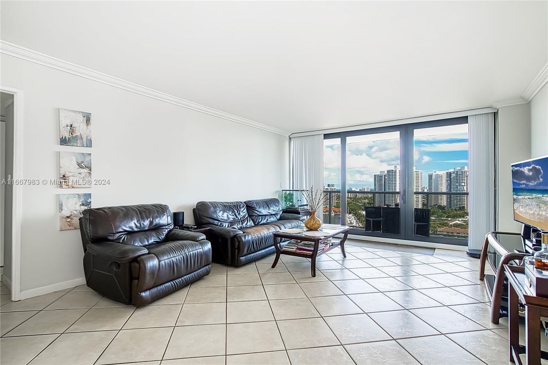 For Sale: $395,000 (2 beds, 2 baths, 1092 Square Feet)