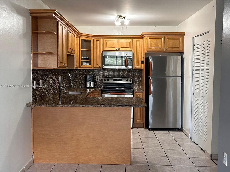 For Rent: $2,250 (2 beds, 1 baths, 942 Square Feet)