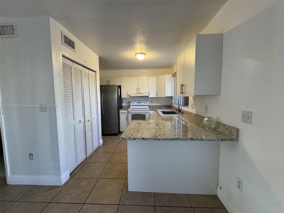 For Rent: $2,900 (4 beds, 2 baths, 1597 Square Feet)