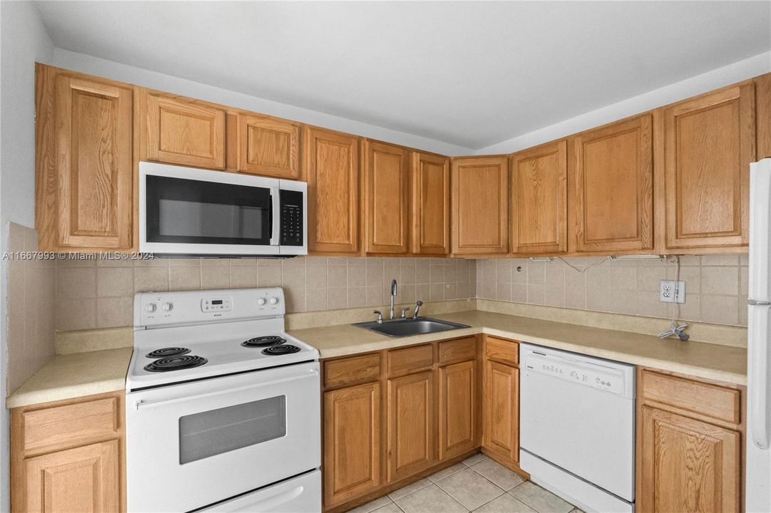 For Sale: $339,000 (1 beds, 1 baths, 874 Square Feet)