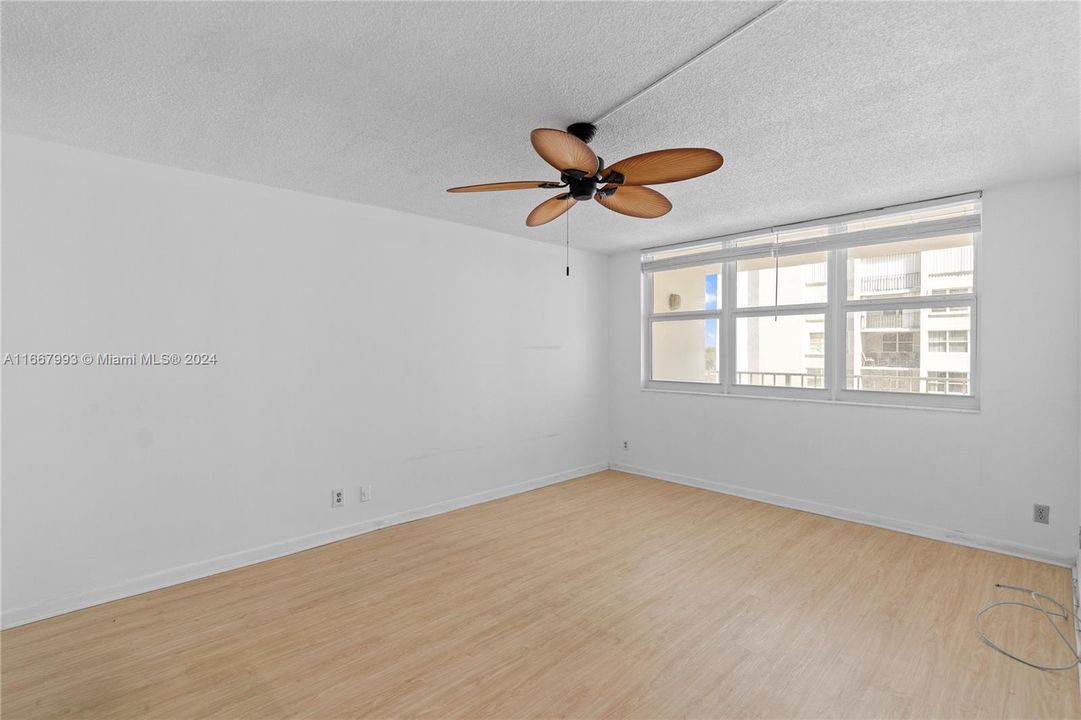 For Sale: $339,000 (1 beds, 1 baths, 874 Square Feet)