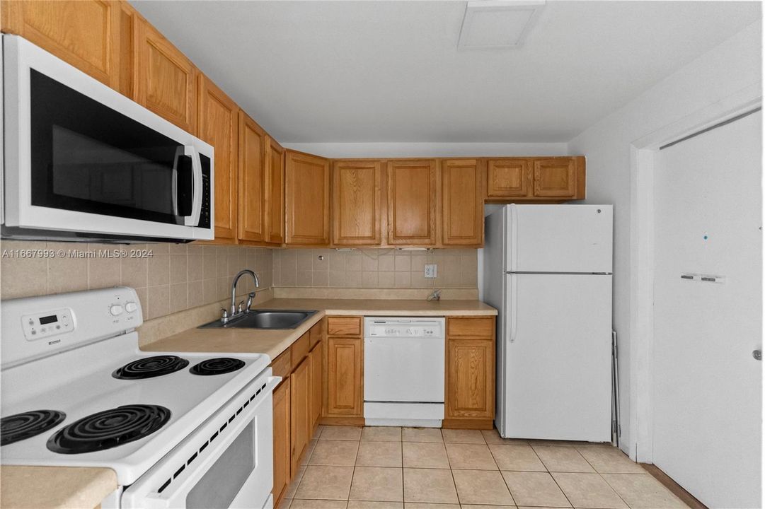 For Sale: $339,000 (1 beds, 1 baths, 874 Square Feet)