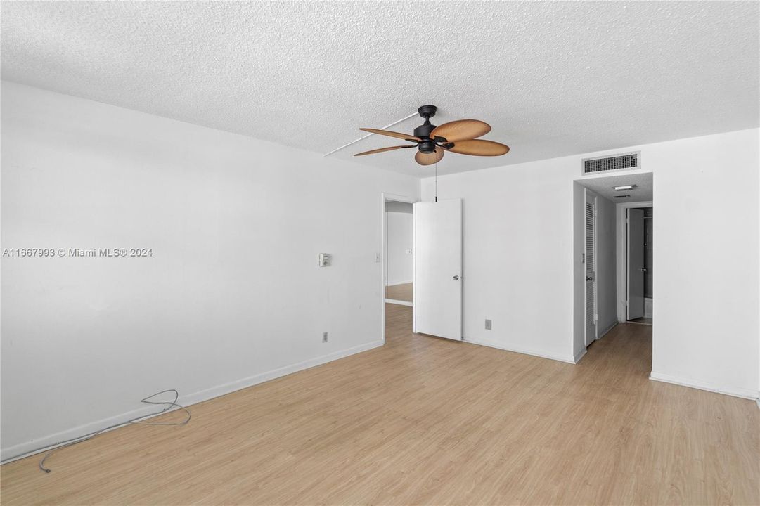 For Sale: $339,000 (1 beds, 1 baths, 874 Square Feet)