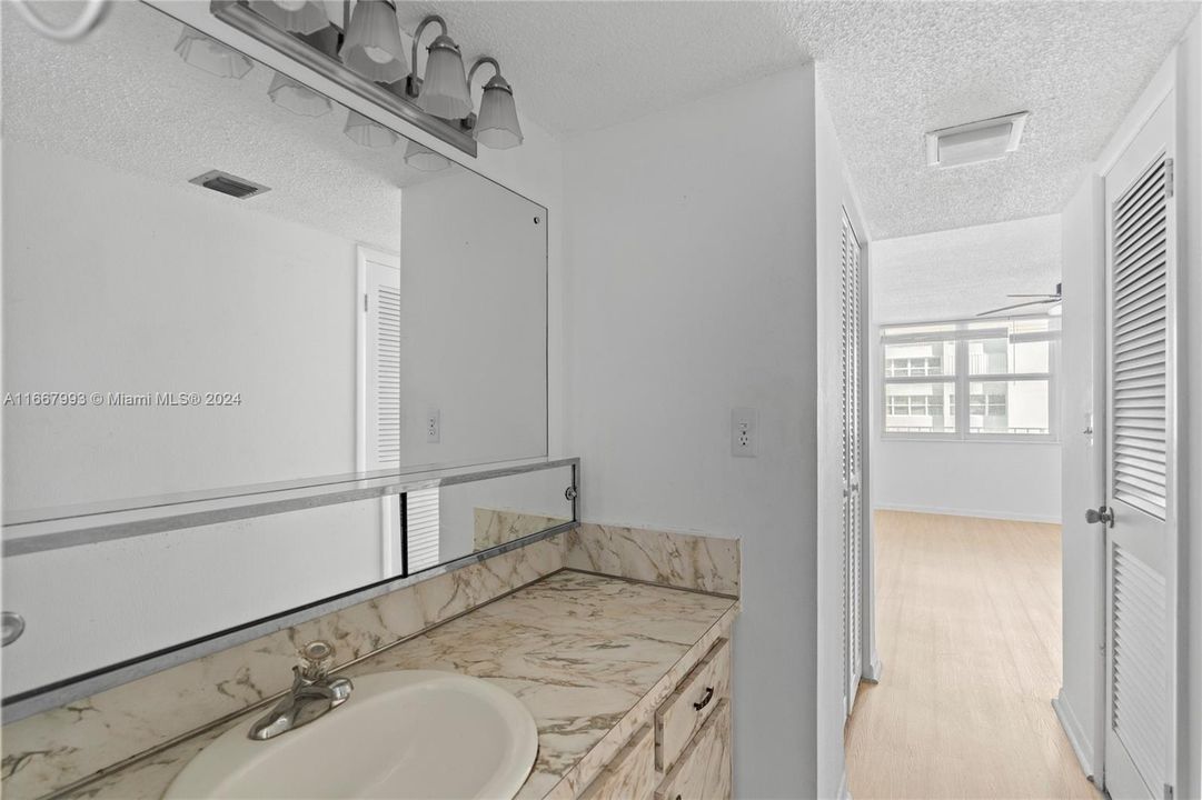 For Sale: $339,000 (1 beds, 1 baths, 874 Square Feet)