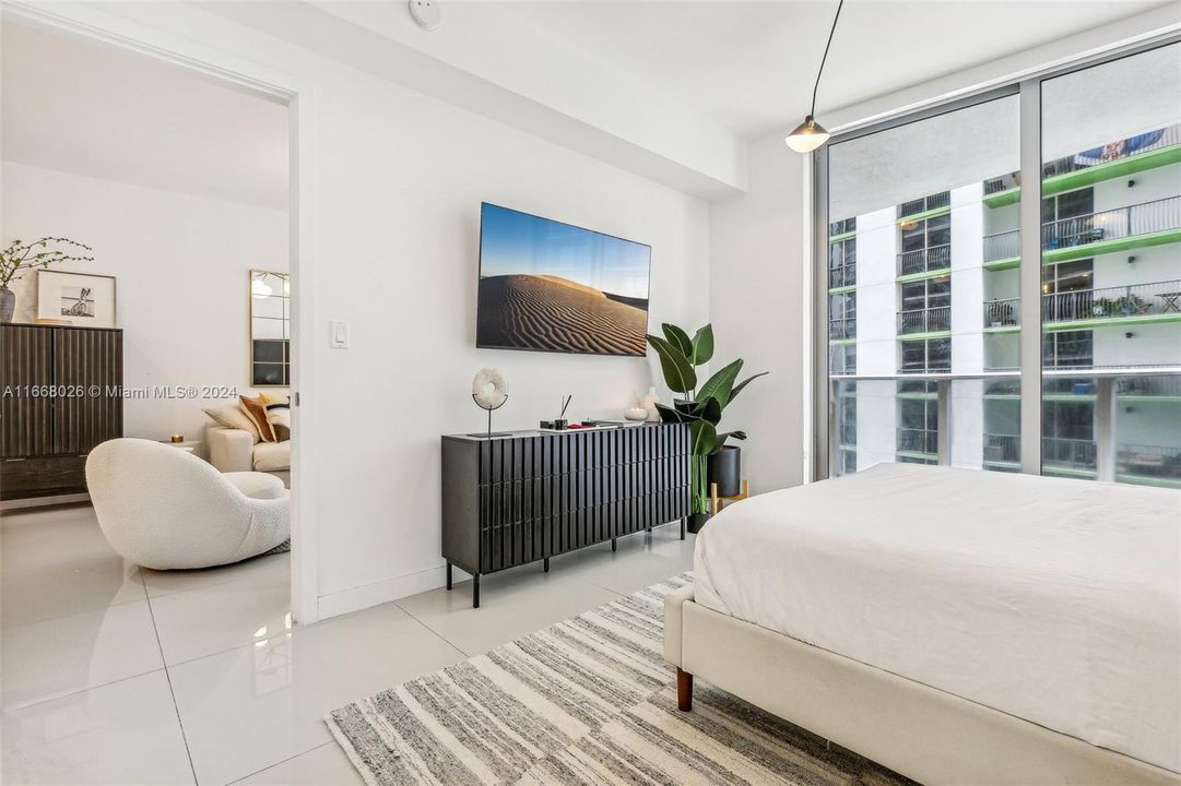 For Sale: $624,900 (1 beds, 2 baths, 888 Square Feet)