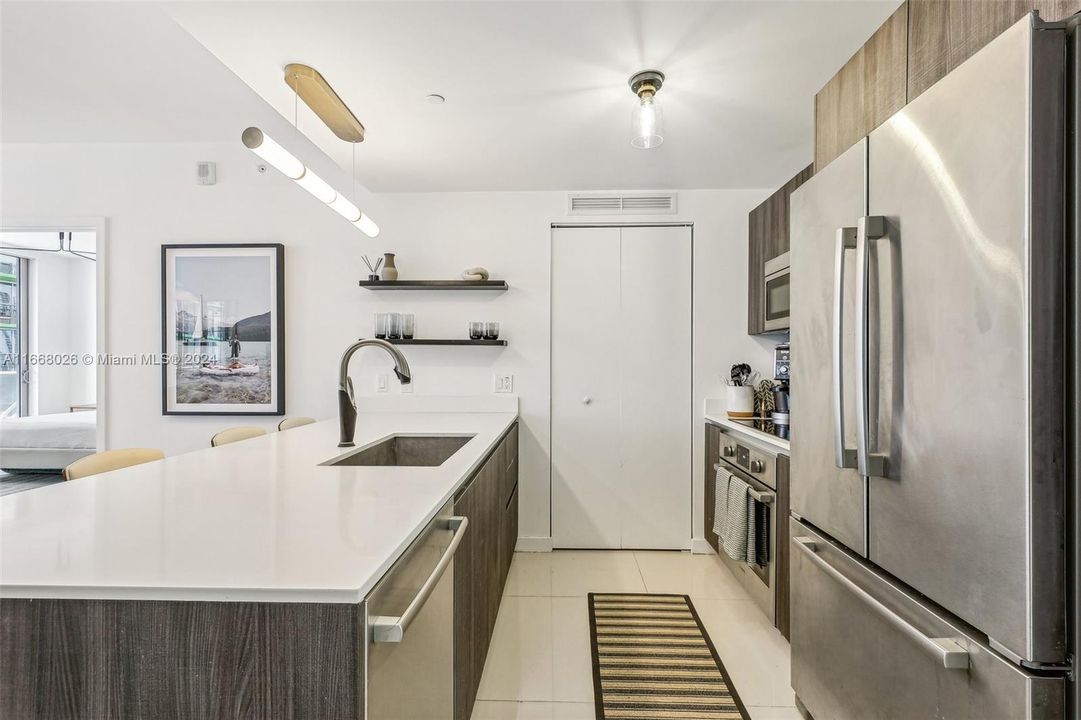 For Sale: $624,900 (1 beds, 2 baths, 888 Square Feet)