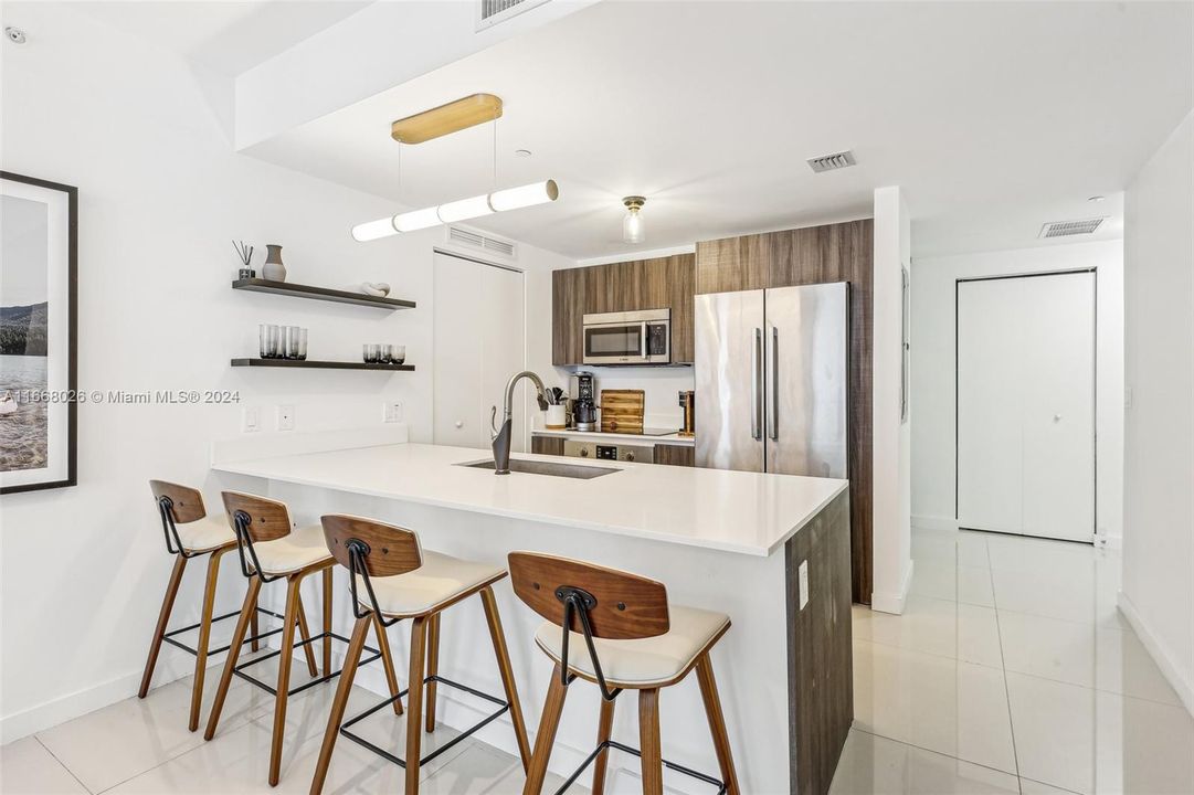 For Sale: $624,900 (1 beds, 2 baths, 888 Square Feet)