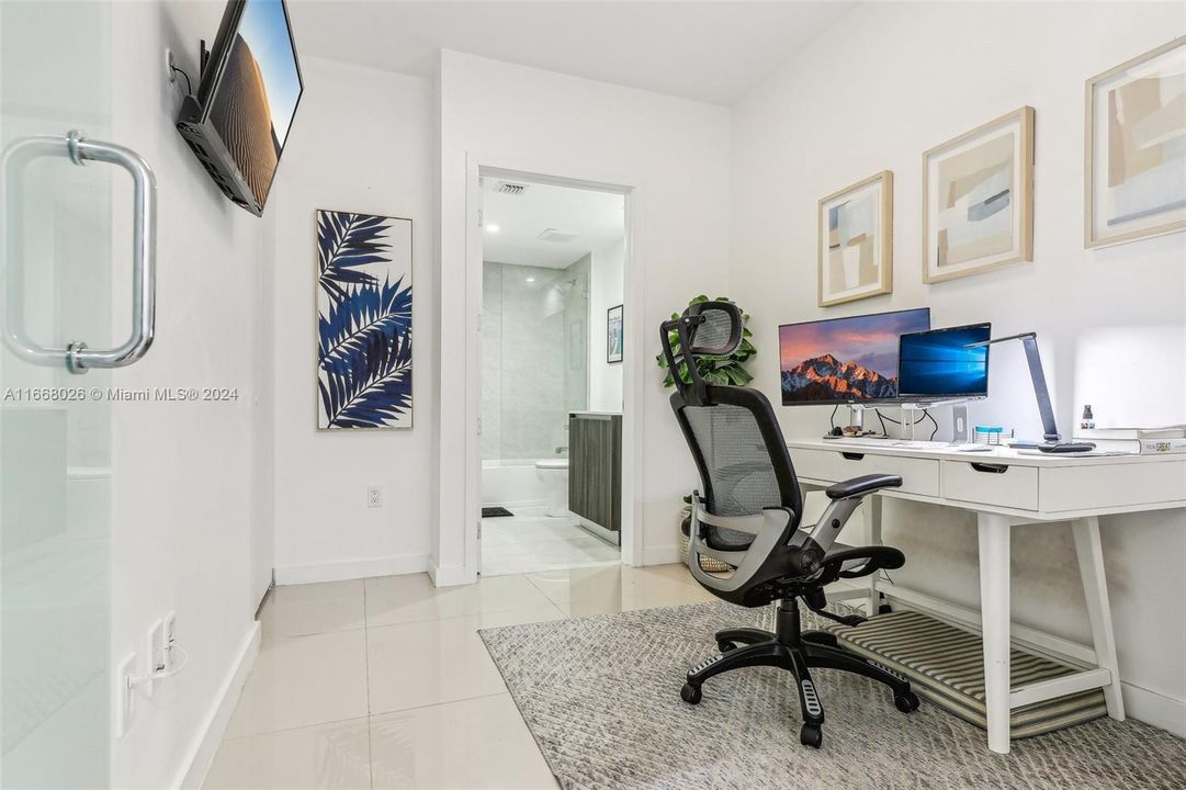 For Sale: $624,900 (1 beds, 2 baths, 888 Square Feet)