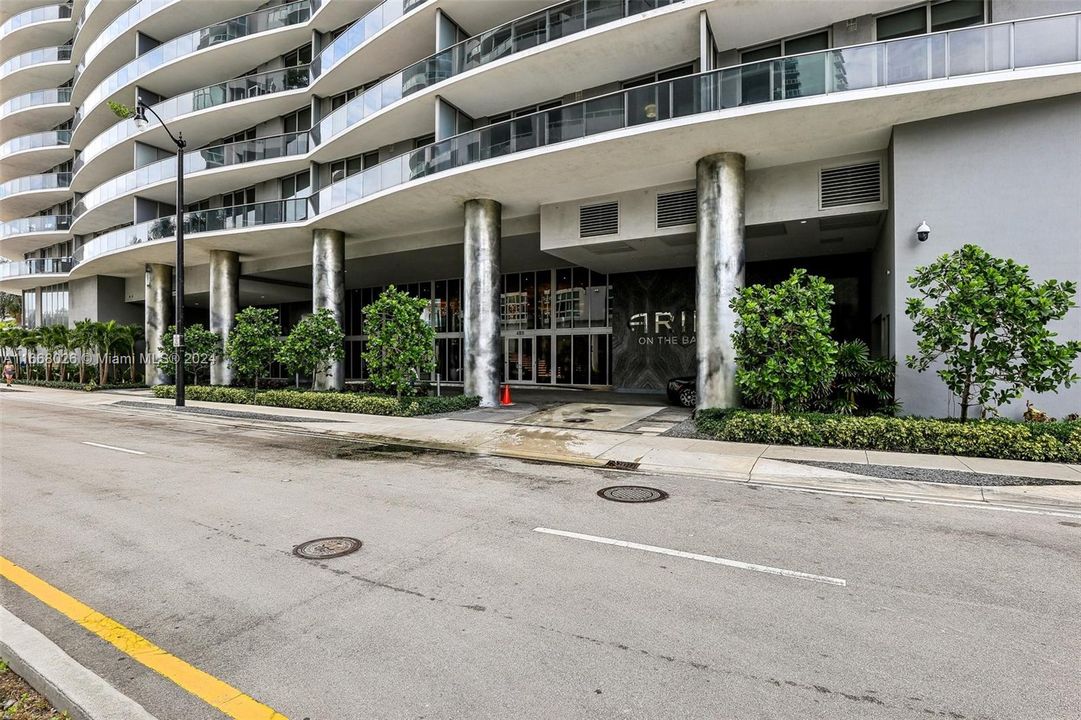 For Sale: $624,900 (1 beds, 2 baths, 888 Square Feet)