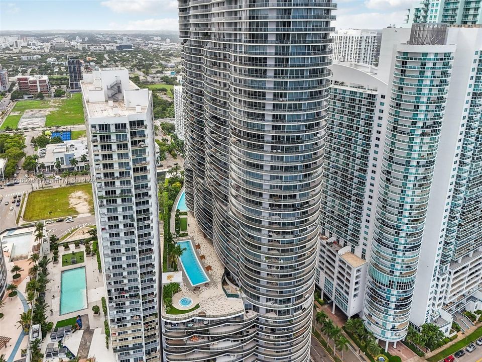 For Sale: $624,900 (1 beds, 2 baths, 888 Square Feet)