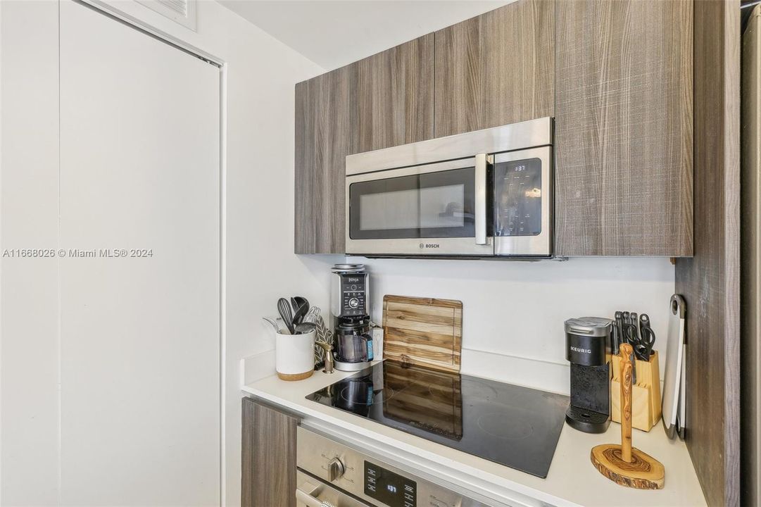 For Sale: $624,900 (1 beds, 2 baths, 888 Square Feet)