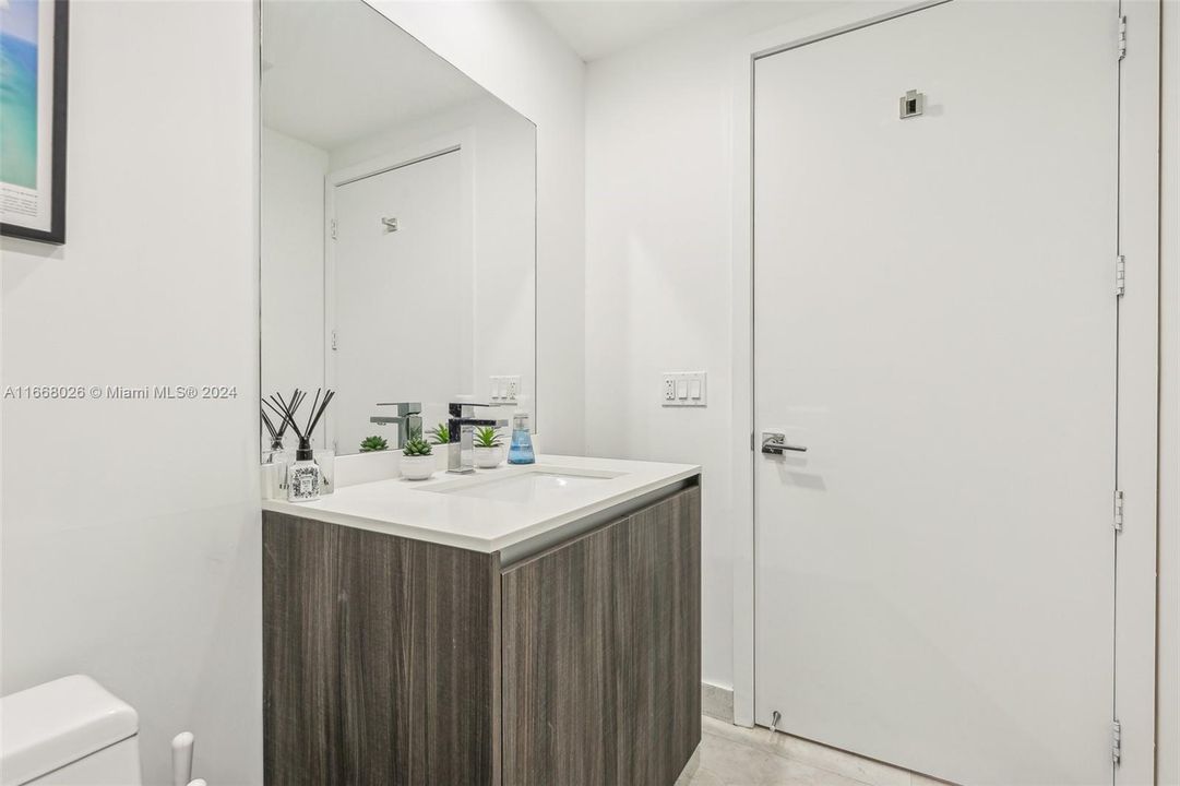 For Sale: $624,900 (1 beds, 2 baths, 888 Square Feet)