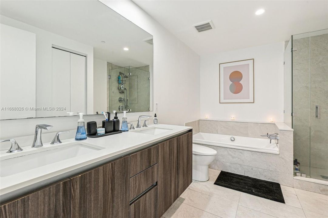 For Sale: $624,900 (1 beds, 2 baths, 888 Square Feet)