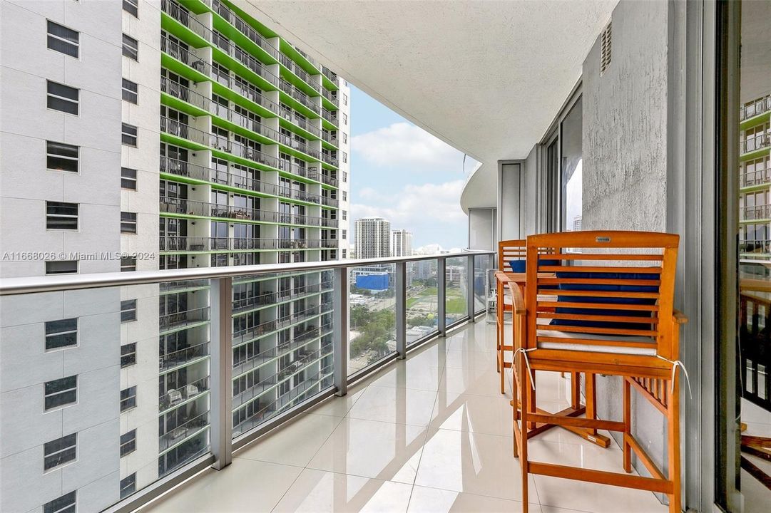 For Sale: $624,900 (1 beds, 2 baths, 888 Square Feet)