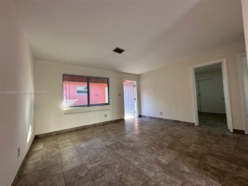 For Rent: $1,650 (2 beds, 1 baths, 3693 Square Feet)