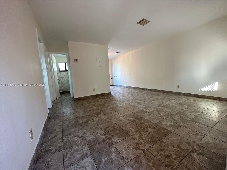 For Rent: $1,650 (2 beds, 1 baths, 3693 Square Feet)