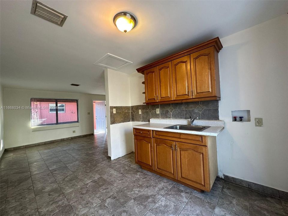 For Rent: $1,650 (2 beds, 1 baths, 3693 Square Feet)