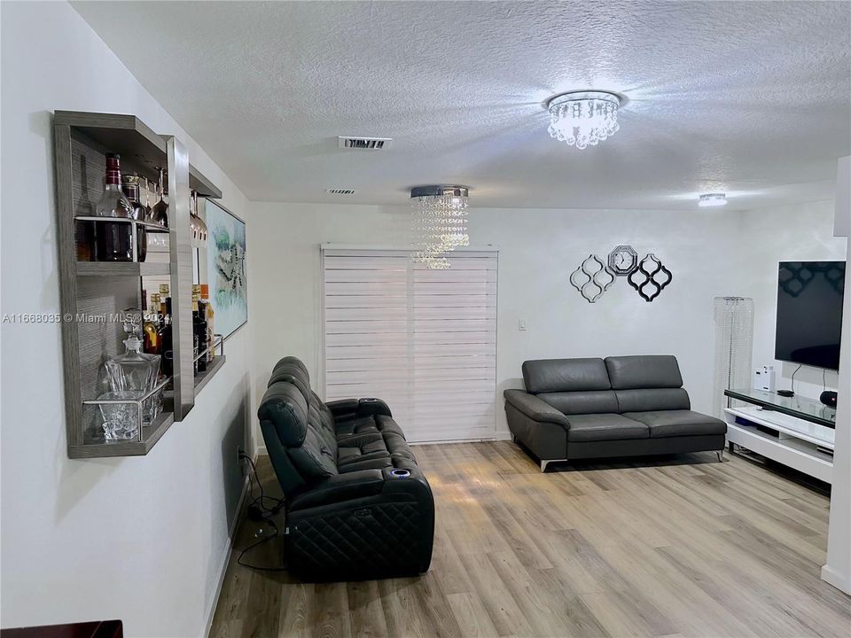 For Sale: $330,000 (2 beds, 1 baths, 1140 Square Feet)