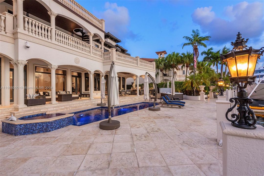 For Sale: $7,950,000 (7 beds, 7 baths, 6602 Square Feet)