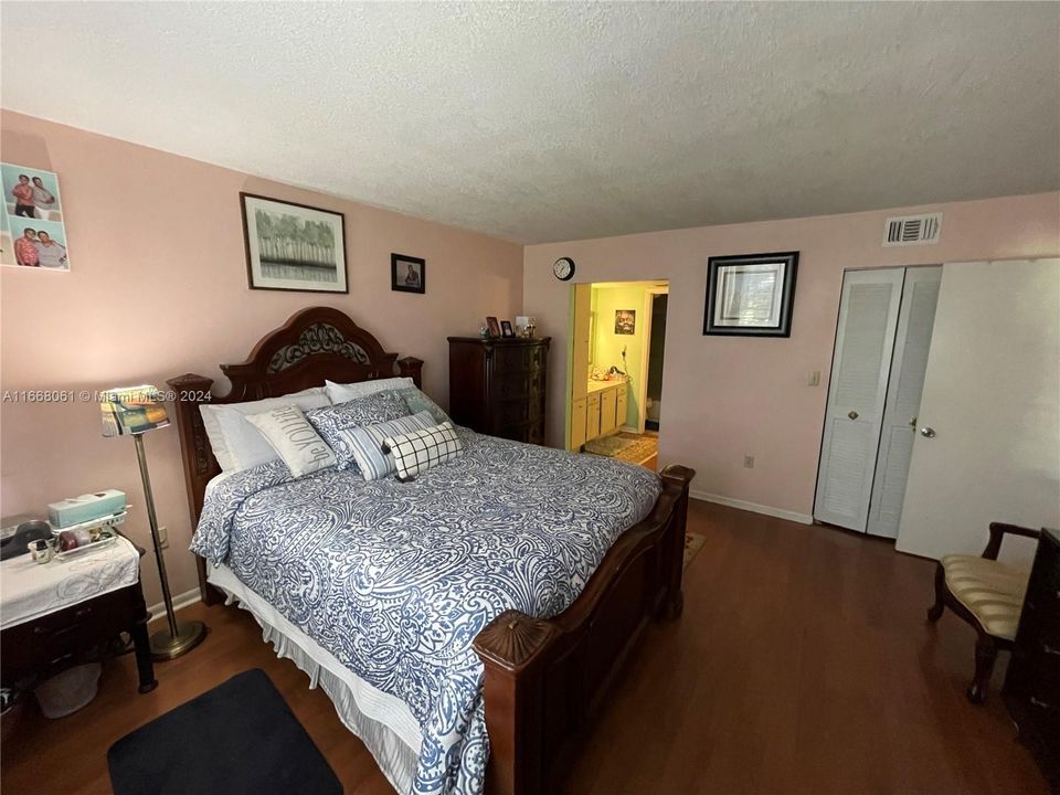 For Sale: $230,000 (2 beds, 2 baths, 1021 Square Feet)