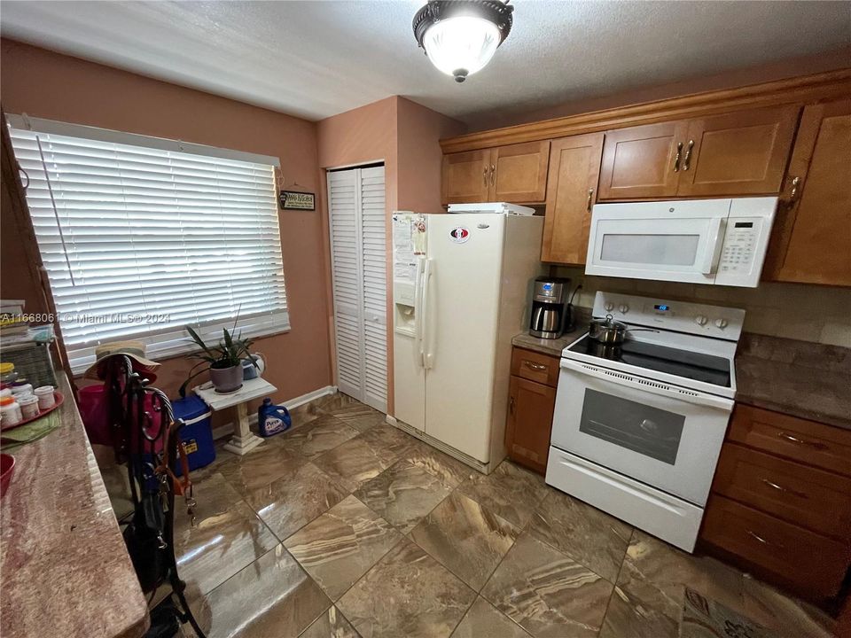 For Sale: $230,000 (2 beds, 2 baths, 1021 Square Feet)