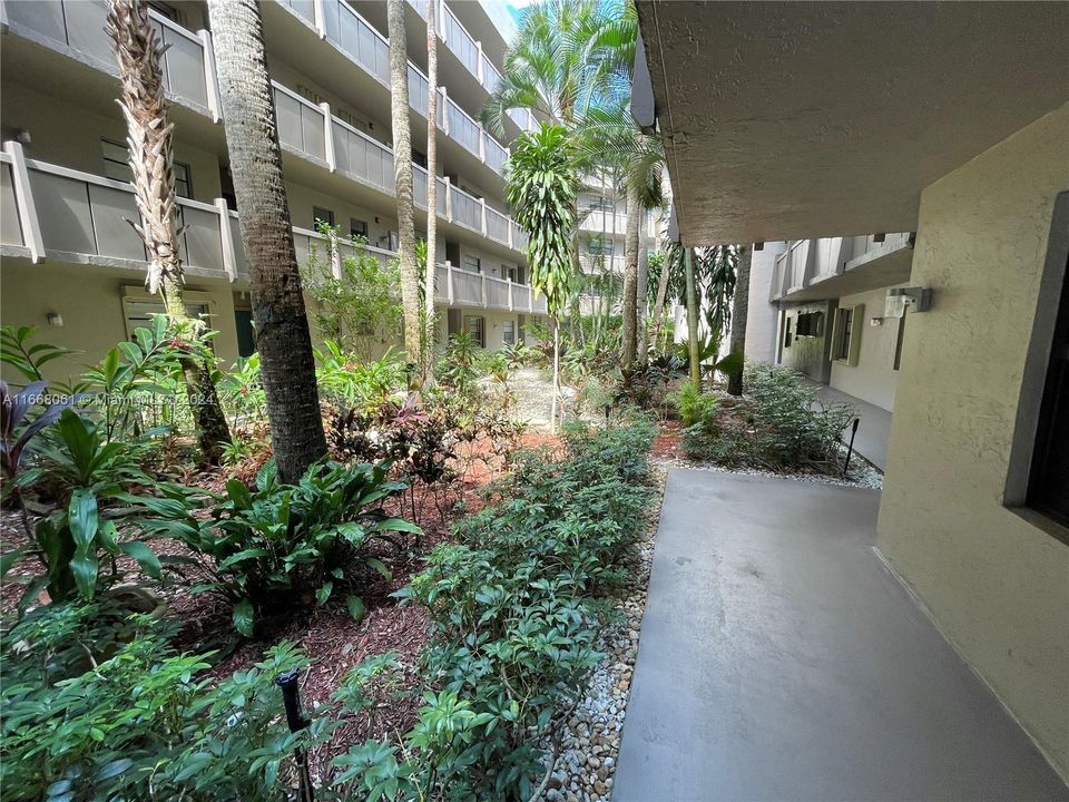 For Sale: $230,000 (2 beds, 2 baths, 1021 Square Feet)