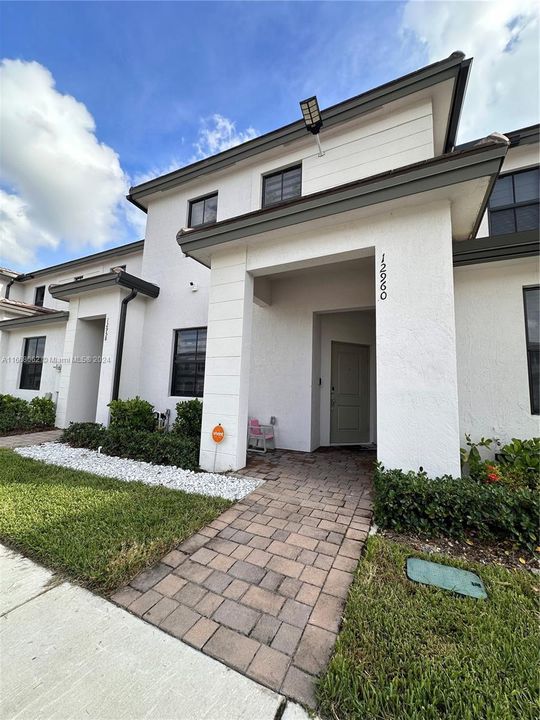 Active With Contract: $2,950 (3 beds, 2 baths, 1612 Square Feet)