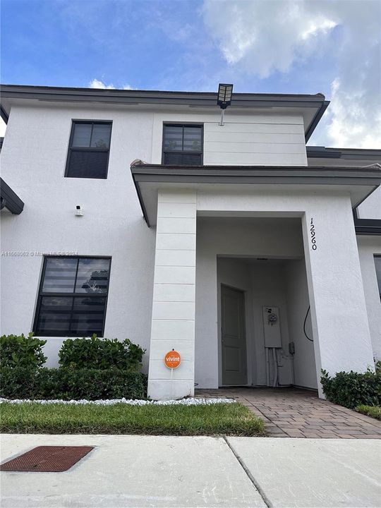 Active With Contract: $2,950 (3 beds, 2 baths, 1612 Square Feet)