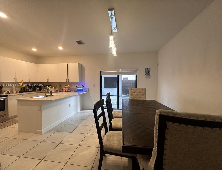 Active With Contract: $2,950 (3 beds, 2 baths, 1612 Square Feet)