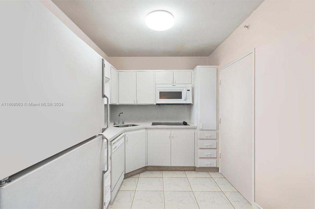 For Sale: $719,000 (1 beds, 1 baths, 930 Square Feet)