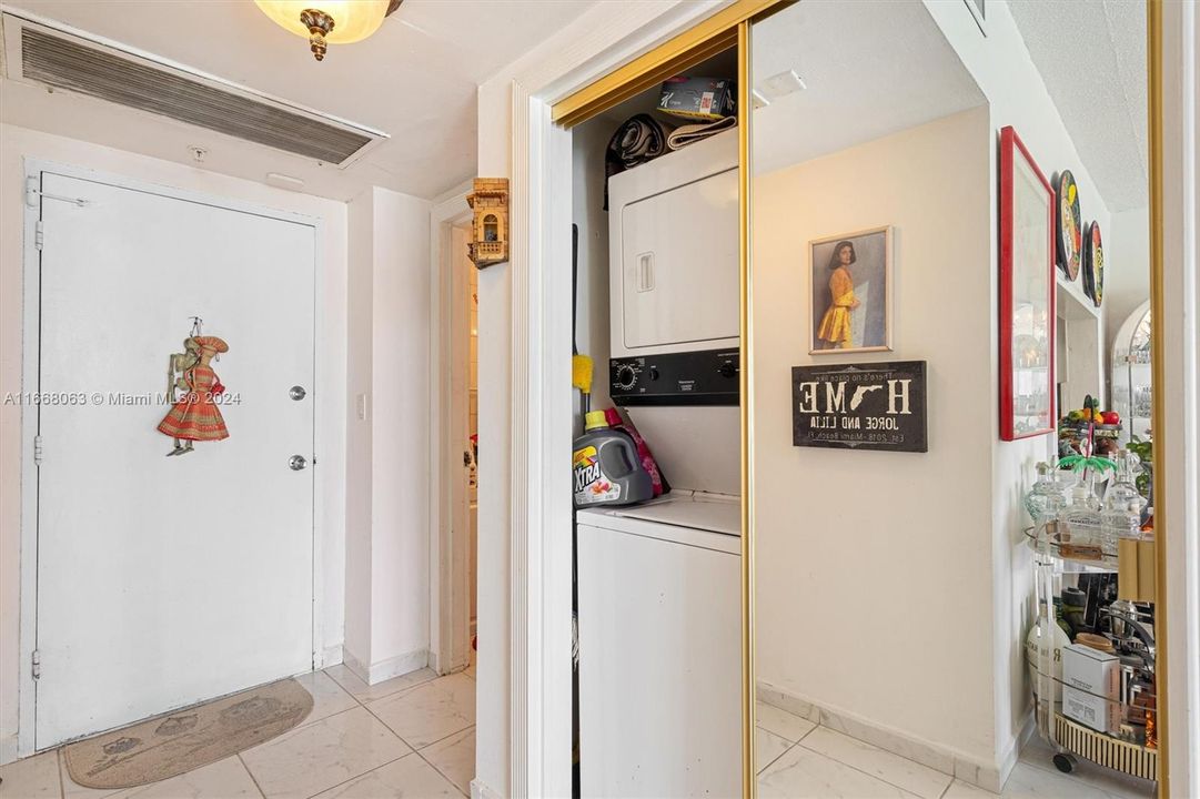 For Sale: $719,000 (1 beds, 1 baths, 930 Square Feet)