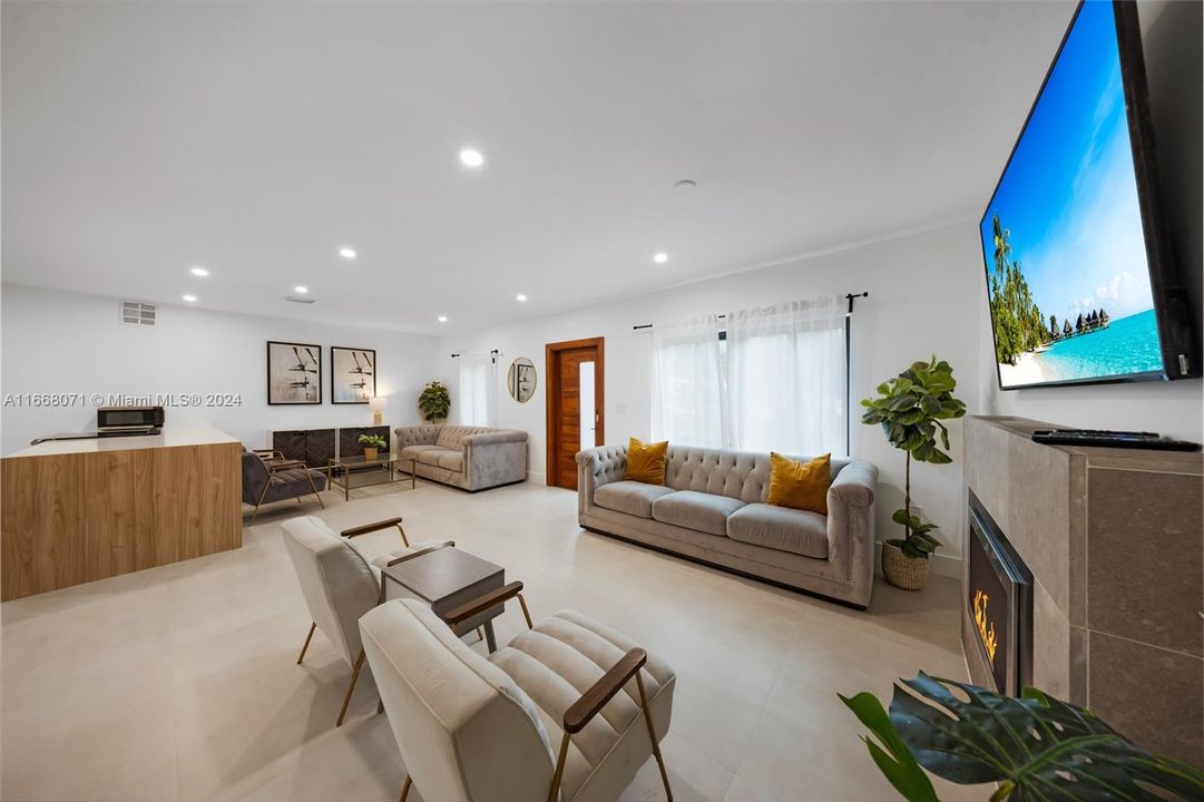 For Sale: $1,395,000 (4 beds, 2 baths, 1540 Square Feet)