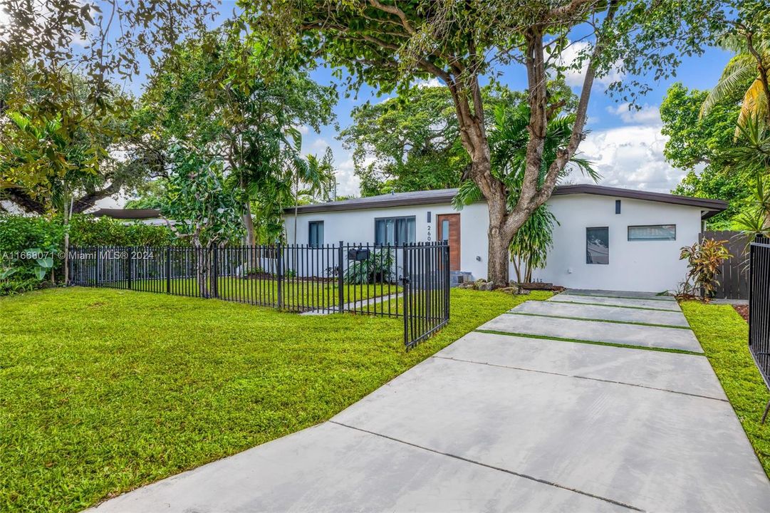 For Sale: $1,395,000 (4 beds, 2 baths, 1540 Square Feet)