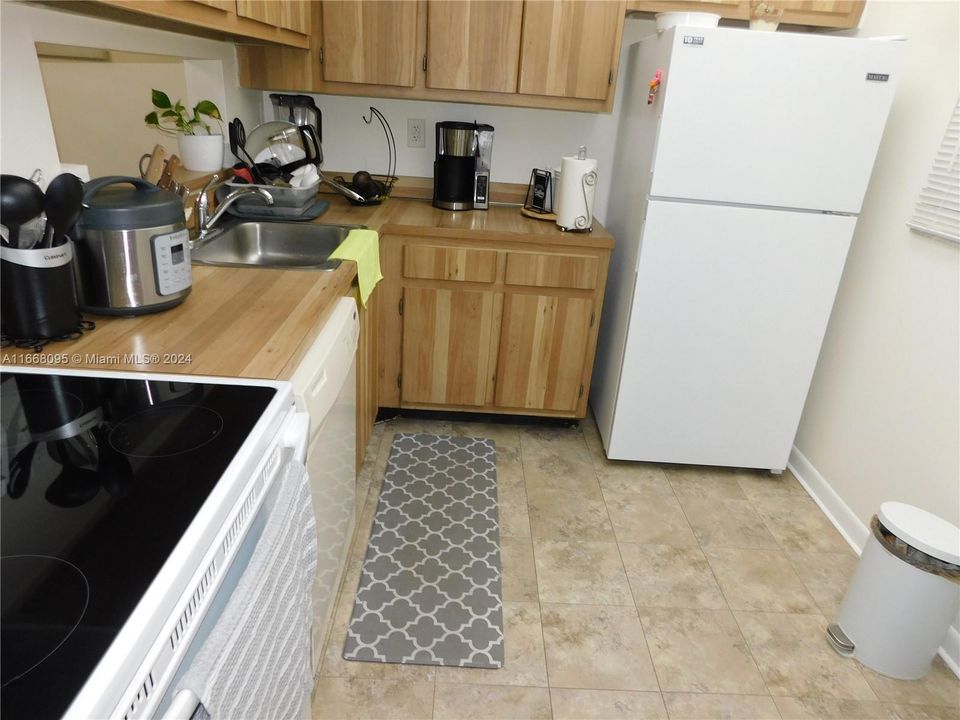 For Rent: $1,850 (1 beds, 1 baths, 705 Square Feet)