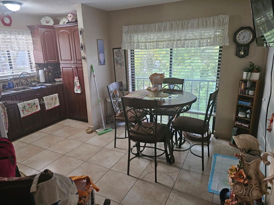 For Sale: $279,000 (2 beds, 1 baths, 1056 Square Feet)