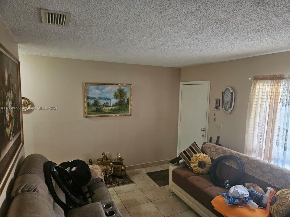 For Sale: $279,000 (2 beds, 1 baths, 1056 Square Feet)