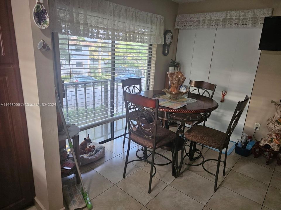 For Sale: $279,000 (2 beds, 1 baths, 1056 Square Feet)