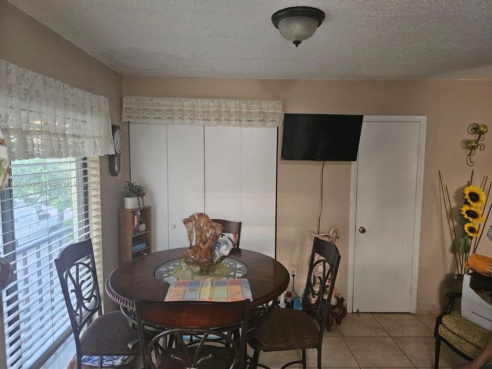 For Sale: $279,000 (2 beds, 1 baths, 1056 Square Feet)