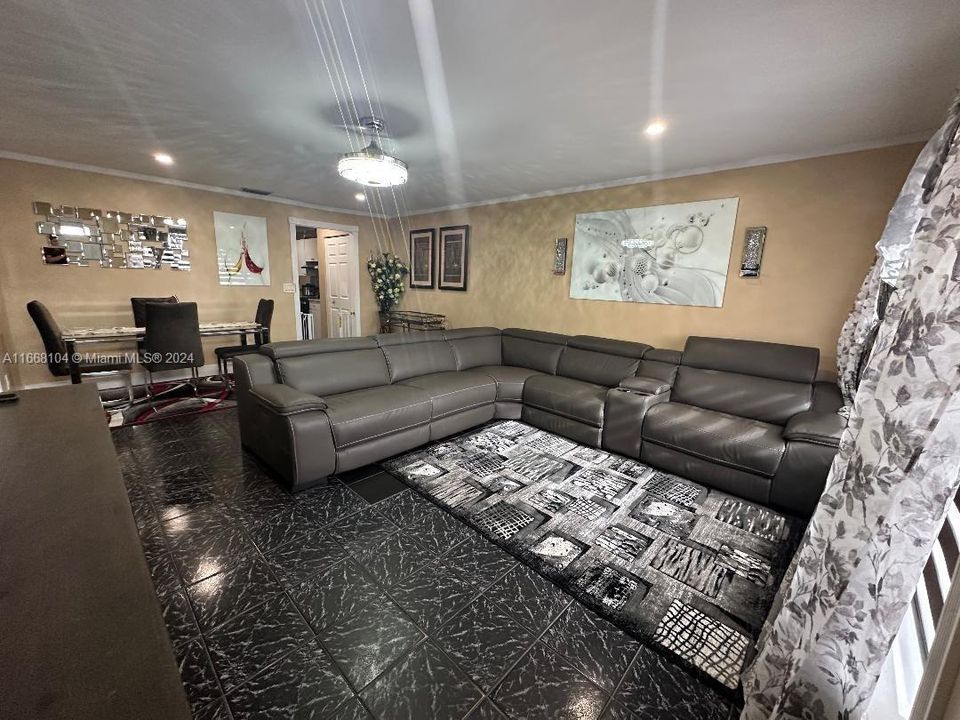 For Sale: $379,900 (3 beds, 2 baths, 1120 Square Feet)