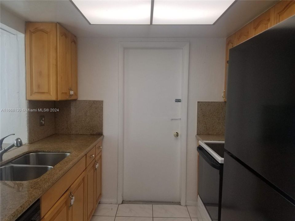 For Rent: $2,300 (2 beds, 1 baths, 1034 Square Feet)