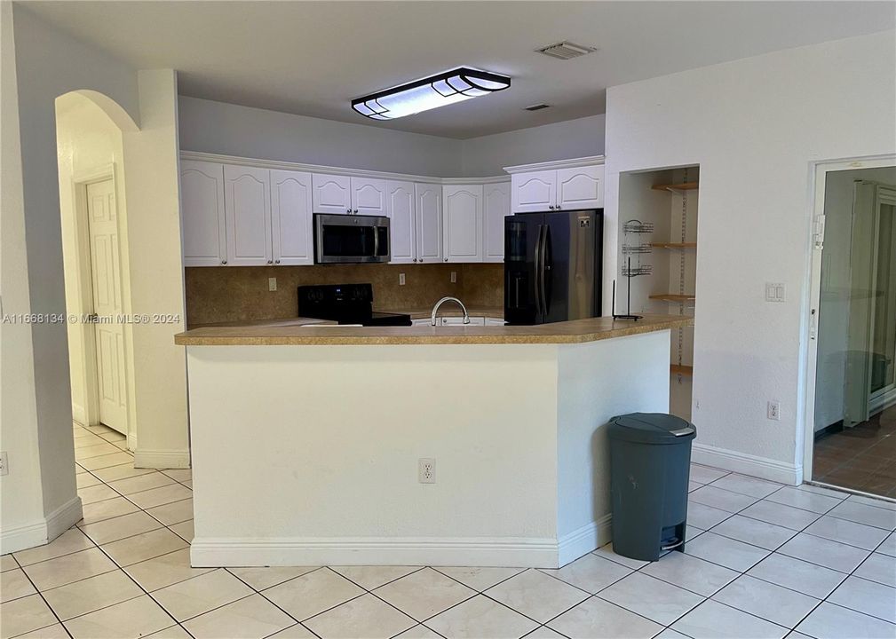 For Rent: $4,850 (5 beds, 3 baths, 2862 Square Feet)