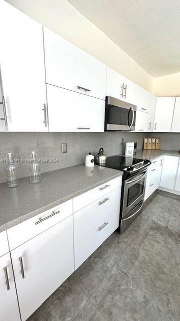 Active With Contract: $3,600 (3 beds, 2 baths, 1676 Square Feet)