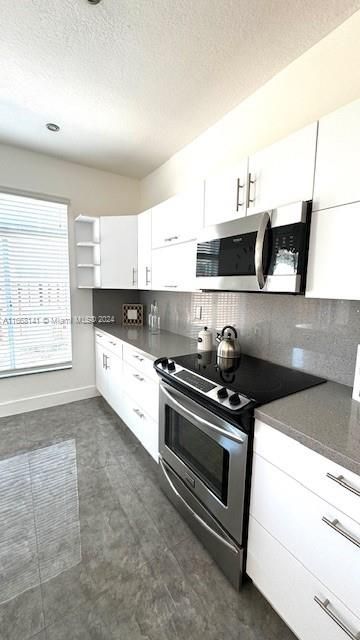 Active With Contract: $3,600 (3 beds, 2 baths, 1676 Square Feet)